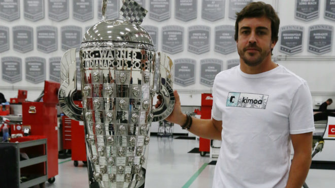 Alonso, con el Trofeo Borg-Warner.