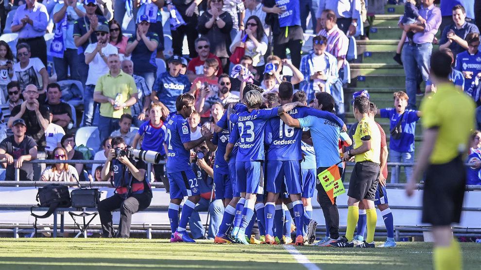 Jugadores del Getafe celebrando el gol de Chuli ante el Crboda