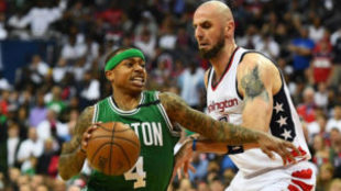 Isaiah Thomas (Celtics) aguanta la defensa de Marcin Gortat (Wizards)