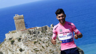 Fernando Gaviria posando con la 'maglia rosa'.