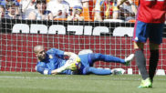 Jaume atrapa un baln en el suelo durante el partido contra Osasuna.