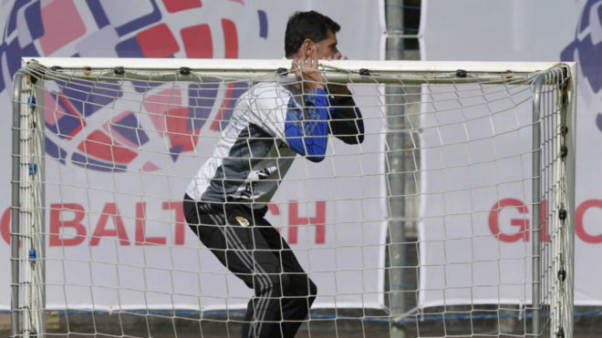 Hierro, entrenador del Oviedo levantando una portera.
