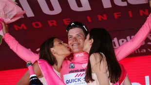 Bob Jungels, nuevo maglia rosa del Giro, celebra el liderato.