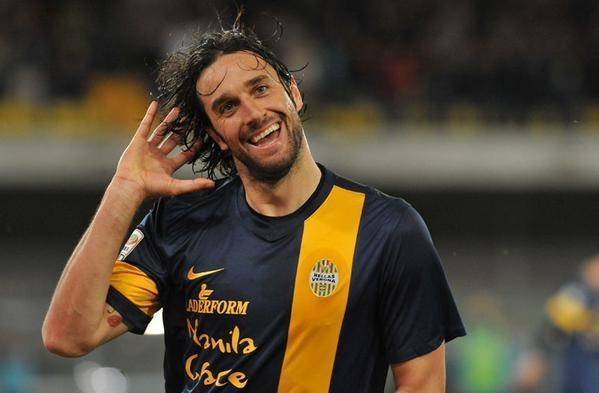 Luca Toni celebra un gol con su famoso gesto
