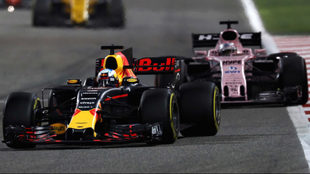Sergio Prez, persiguiendo el Red Bull de Ricciardo en Bahrin.