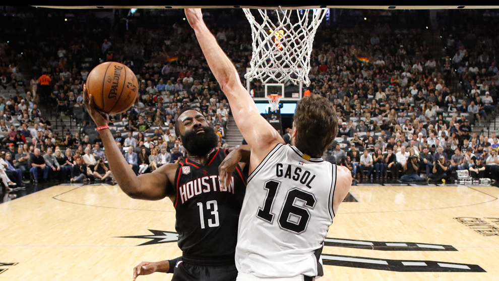 Pau Gasol (Spurs) tratando de frenar a James Harden (Rockets)