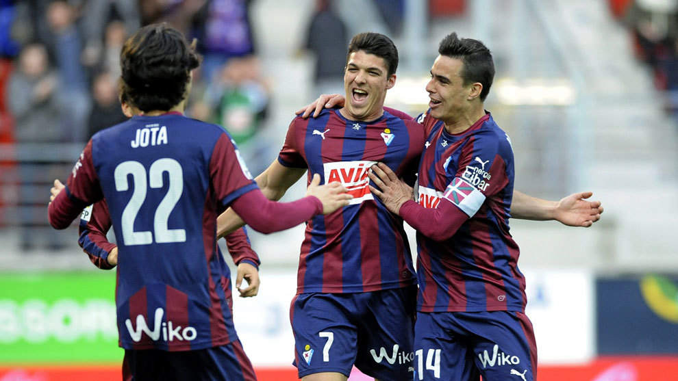 Dani Garca (26) y Capa (24) celebran un gol del Eibar junto a Jota...
