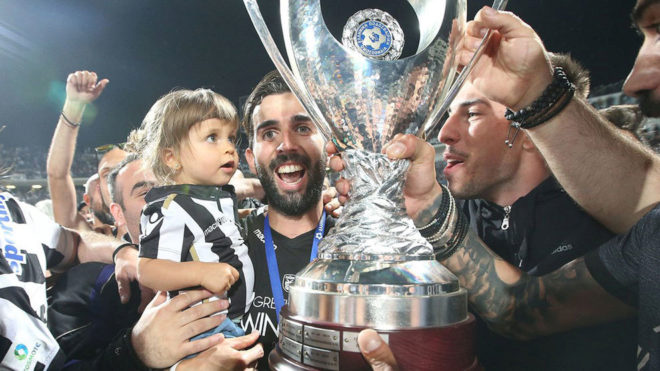 Crespo posa con la Copa griega y su hija tras ganar en la final al...