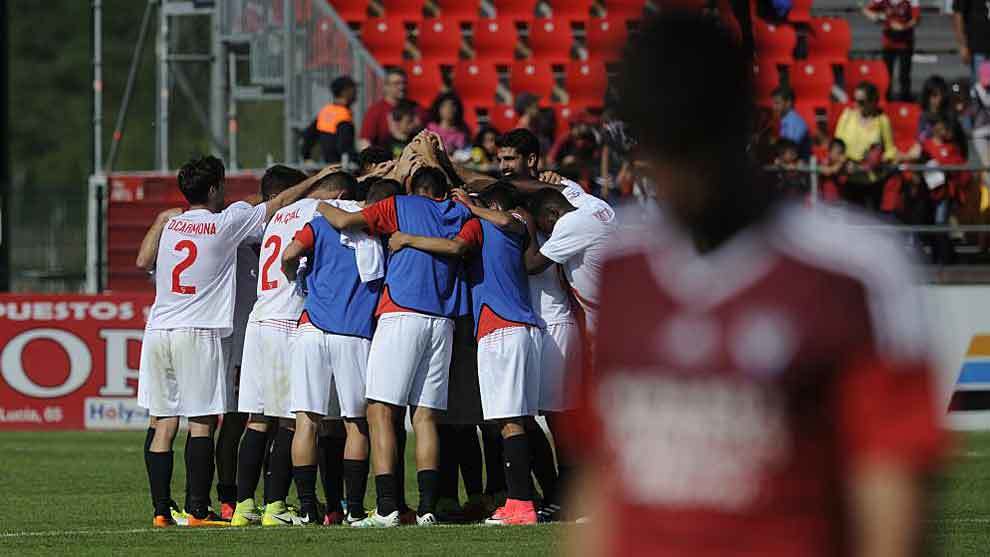 Los jugadores del filial del Sevilla celebran la victoria en Anduva...