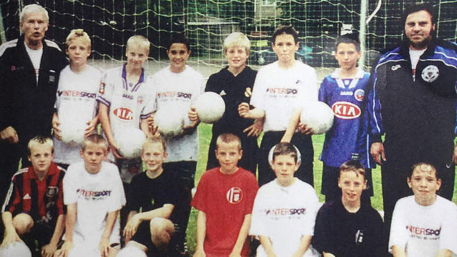 Kroos, con la camiseta negra del Real Madrid cuando era niño.