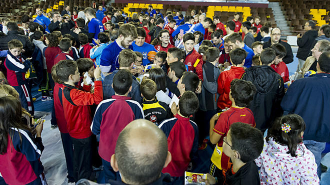 Los jugadores del Barcelona firman autgrafos a los ms jvenes