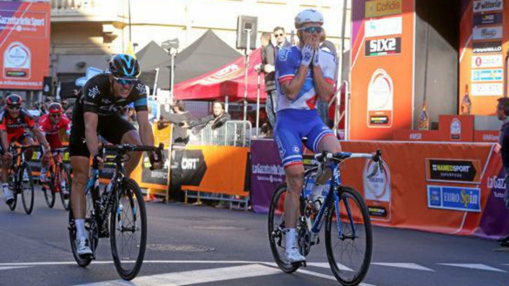 Arnaud Demare cruza la meta de la Miln-San Remo 2016.