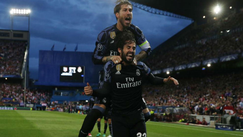 Isco y Ramos celebran el gol en el Caldern.