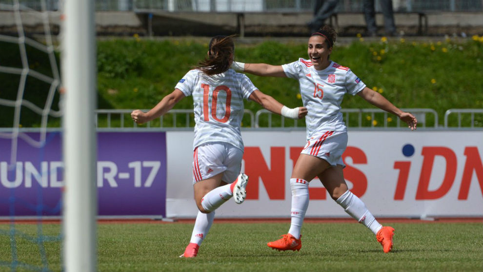 Claudia Pina y Carla Bautista celebran un gol ante Holanda.