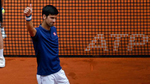 Novak Djokovic saluda al pblico de Madrid tras ganar un partido en...