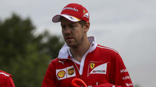 Vettel, dando hoy la vuelta a pie en el Circuit de Barcelona