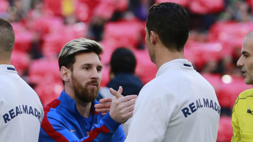 Messi y Cristiano se saludan antes de un Clsico.