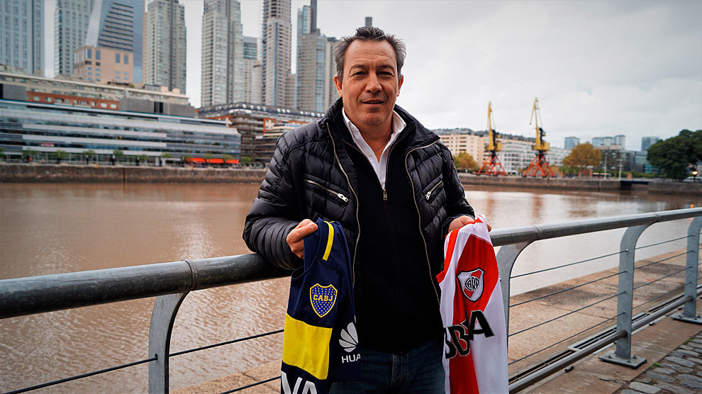 Tapia posa con las camisetas de Boca Juniors y River Plate en sus...