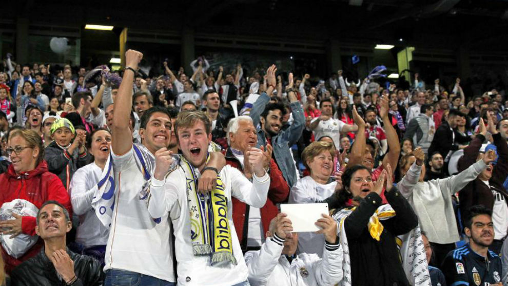 Aficionados del Madrid en la final de Miln.