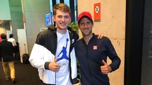 Luka Doncic posa junto a Novak Djokovic.