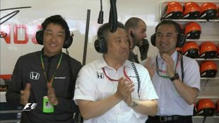 Ingenieros de Honda aplauden a Alonso.