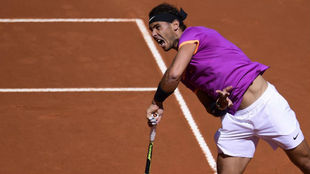 Rafa Nadal realiza un servicio en su duelo ante Novak Djokovic en...