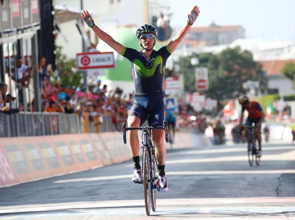 Gorka Izagirre celebrando en meta su triunfo de etapa.