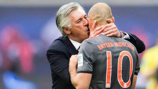 Ancelotti da un beso a Robben, autor del quinto gol del Bayern.