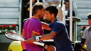 Nadal y Federer se abrazan tras su semifinal en el Mutua Madrid Open