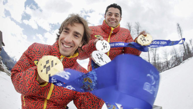 Jon Santacana y Miguel Galindo posando con sus medallas en los Juegos...