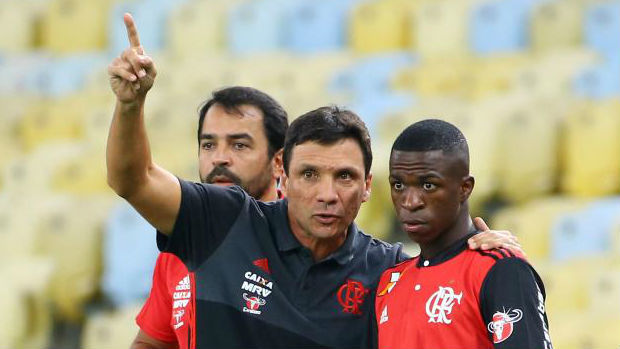 Z Ricardo dando rdenes a Vinicius antes de su debut.