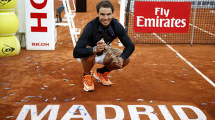 Rafa Nadal posa con su quinto trofeo del Mutua Madrid Open.