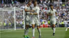 Cristiano celebra su gol al Sevilla junto a James.