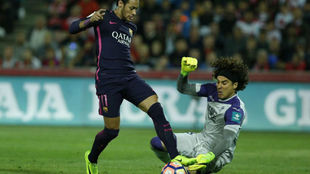 Ochoa detiene un baln a Neymar durante el Granada-Barcelona