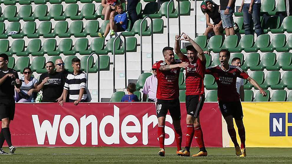 Carlos Moreno celebra en el Martnez Valero el gol del triunfo del...