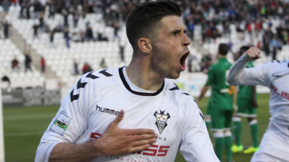 Hctor Hernndez celebra un gol con el Albacete.