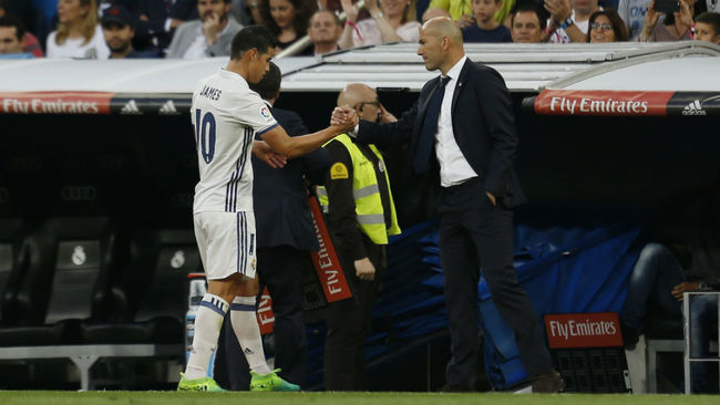 James saluda a Zidane en el momento del cambio ante el Sevilla.