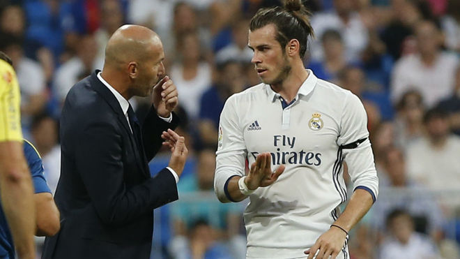 Zidane y Bale dialogan durante un partido.