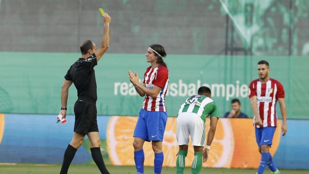 Filipe Luis recibe una amarilla que le impide enfrentarse al Athletic...