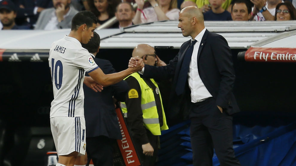 James saluda a Zidane tras ser sustituido ante el Sevilla