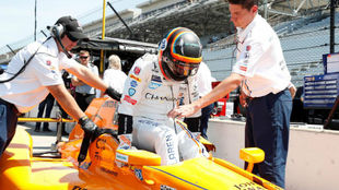 Alonso sube al monoplaza, durante una de las tandas de hoy.