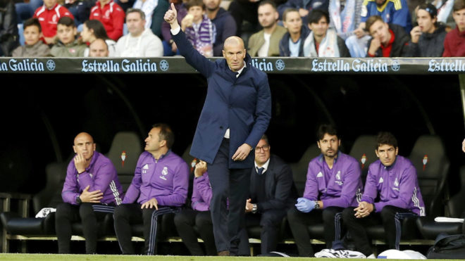 Zidane da instrucciones en el partido ante el Celta.