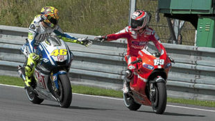 Rossi y Hayden se dan la mano en el GP de la Repblica Checha de...