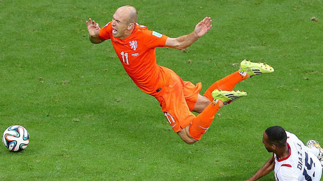 Robben cae ante la marca de un jugador costarricense.