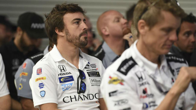 Fernando Alonso, durante un &apos;briefing&apos; de pilotos en Indianpolis.