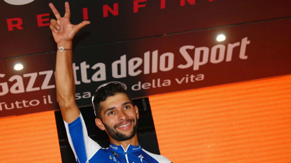Fernando Gaviria sealando sus tres victorias en el Giro.