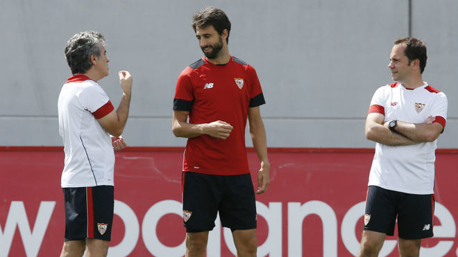 Pareja habla con Lillo en un entrenamiento del Sevilla.