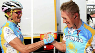 Contador saluda a Vinokourov tras el triunfo del kazajo en la...