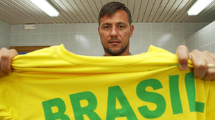 Alves posa con una camiseta de Brasil
