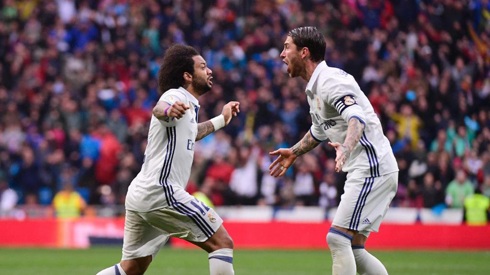 Marcelo celebra con Ramos su decisivo gol ante el Valencia